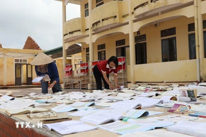 河靖省老师为学生晾晒书本。