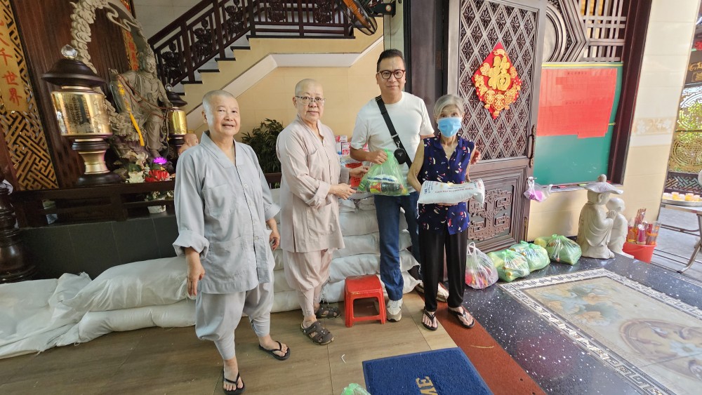 观音精舍派发盂兰节礼品。