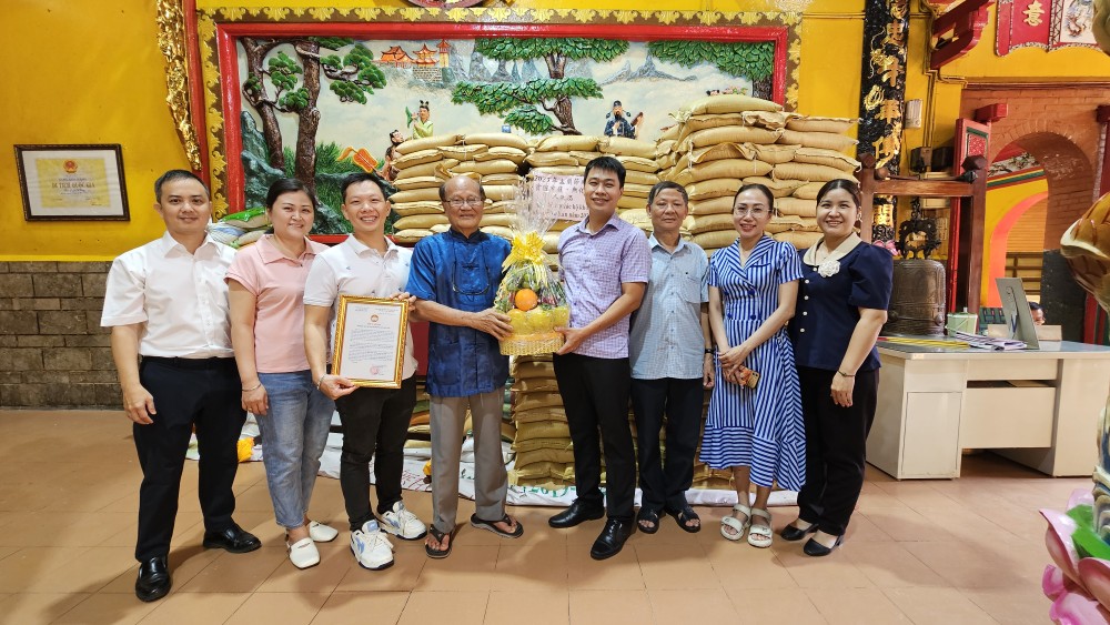 温陵会馆赠送盂兰节礼物给安东坊。