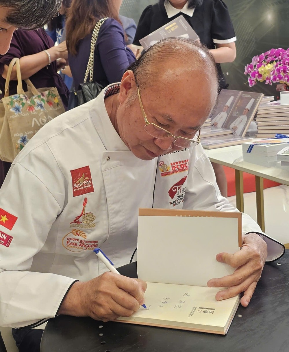 国际烘焙师、亚洲饼家总经理高肇力签赠书。