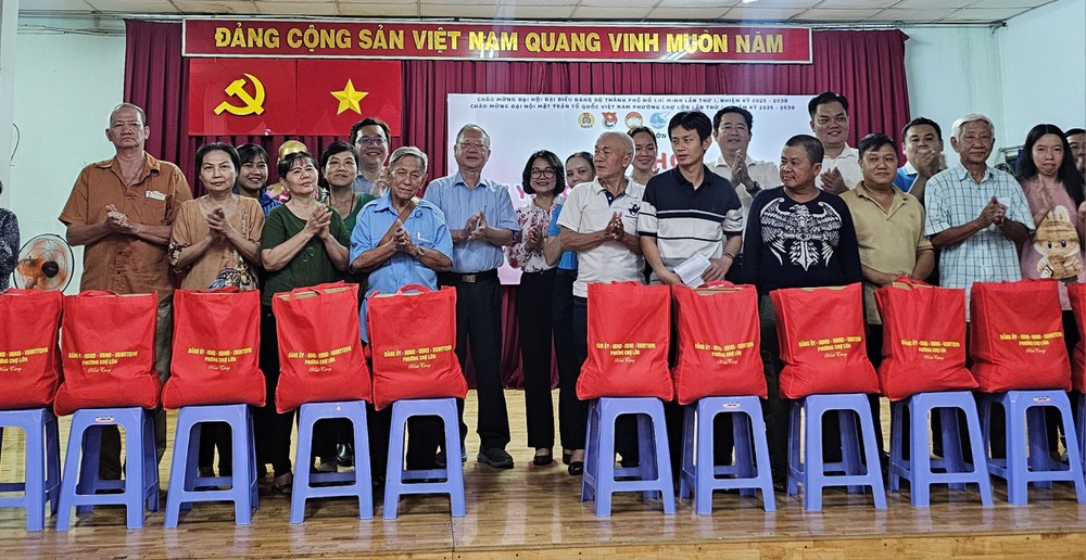 堤岸坊还向123户越、华贫困家庭赠送了慰问礼品。