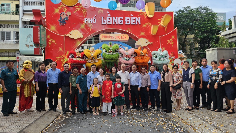 堤岸坊「花灯街」开幕 。