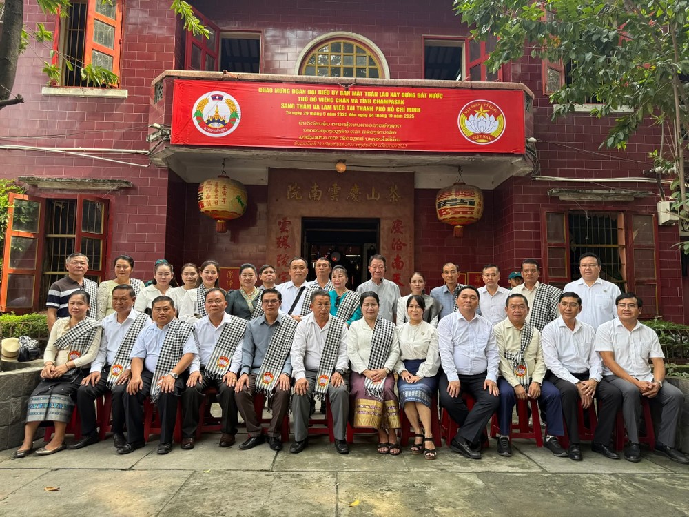 鸣凤坊领导、老挝代表团参观茶山庆云南院合照 。