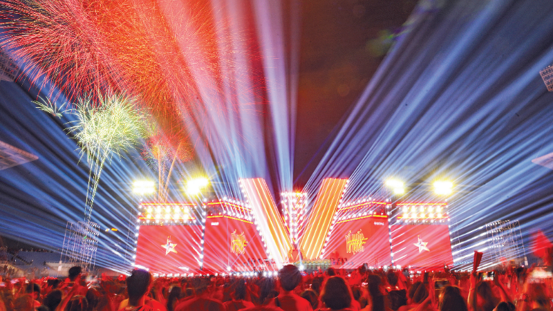 由《人民报》社主办的文艺晚会《祖国在心中》在美亭国家体育场隆重举行，吸引了逾5万名观众到场观看。