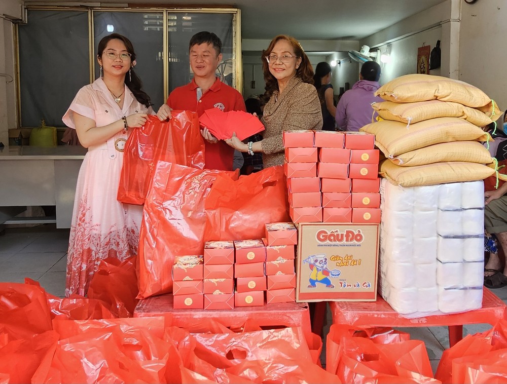 新慈念外语中心向盲人会赠送中秋节礼物。