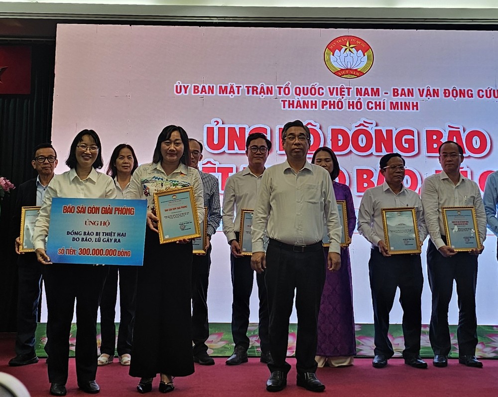 《西贡解放报》捐助3亿元。