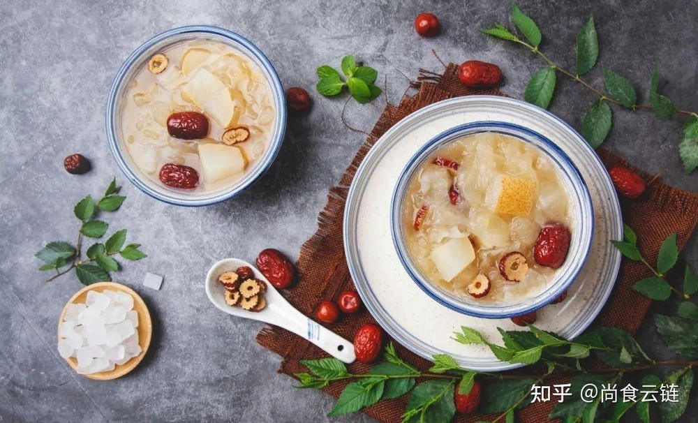银耳、百合、莲子等润肺食材，可作为整个秋季的“饮食标配”