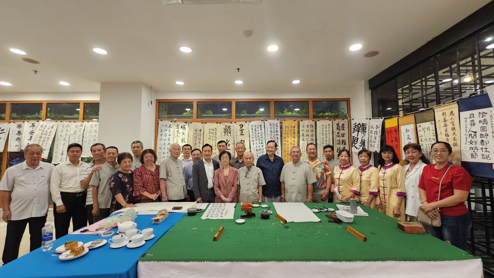 书法会会员与各领导、代表互相交流书法。