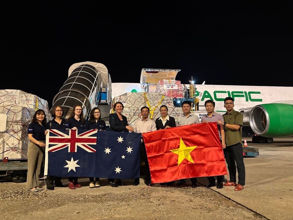 北宁省越南祖国阵线委员会主席阮长山接收澳大利的援助物资。