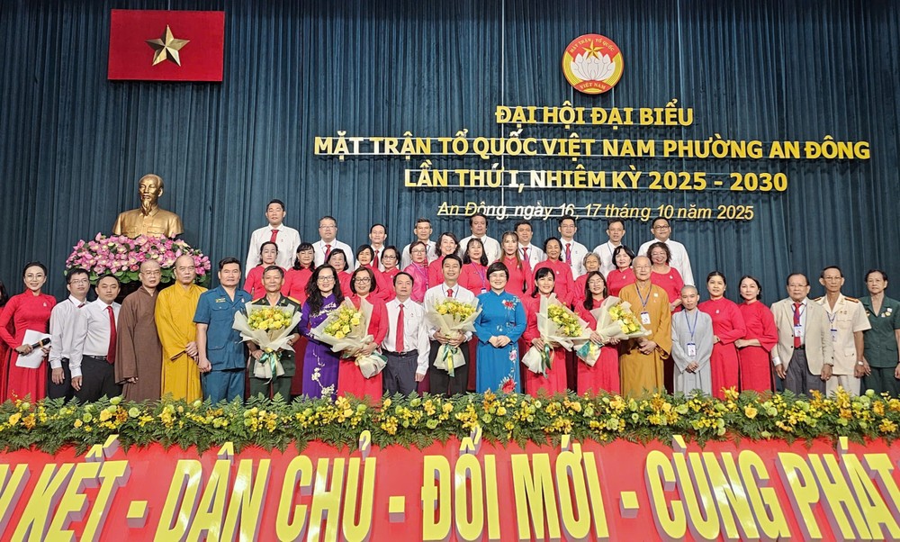 新一任期委员会80多名成员合影。