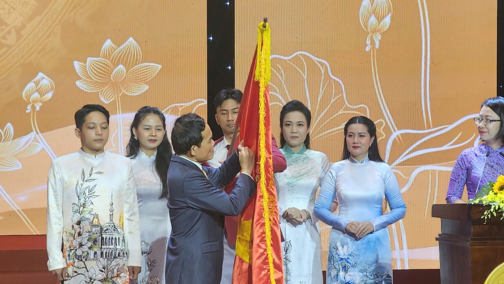 胡志明市委书记陈留光颁赠一等劳动勋章给予市文化体育厅。