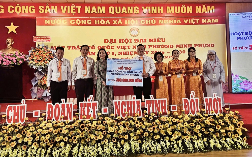 市越南祖国阵线委员会向鸣凤坊捐赠3亿元，为穷人基金会注入新动力。