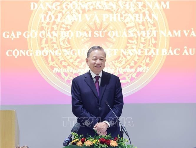 苏林总书记在见面会上发表讲话。 