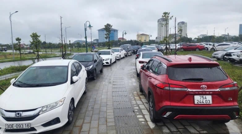 顺化市民众在台风登陆前匆忙将汽车开到高处以免受淹。