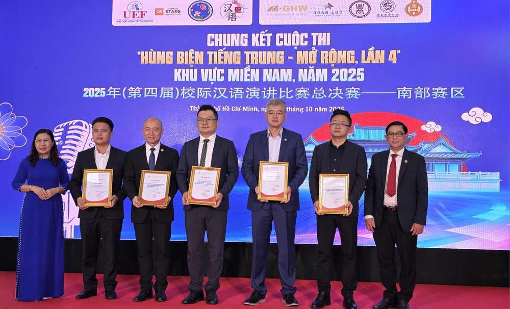 市财经大学副校长颜锦智和国际语言与文化学院副院长、中文系主任阮氏兰向赞助商赠送感谢狀。