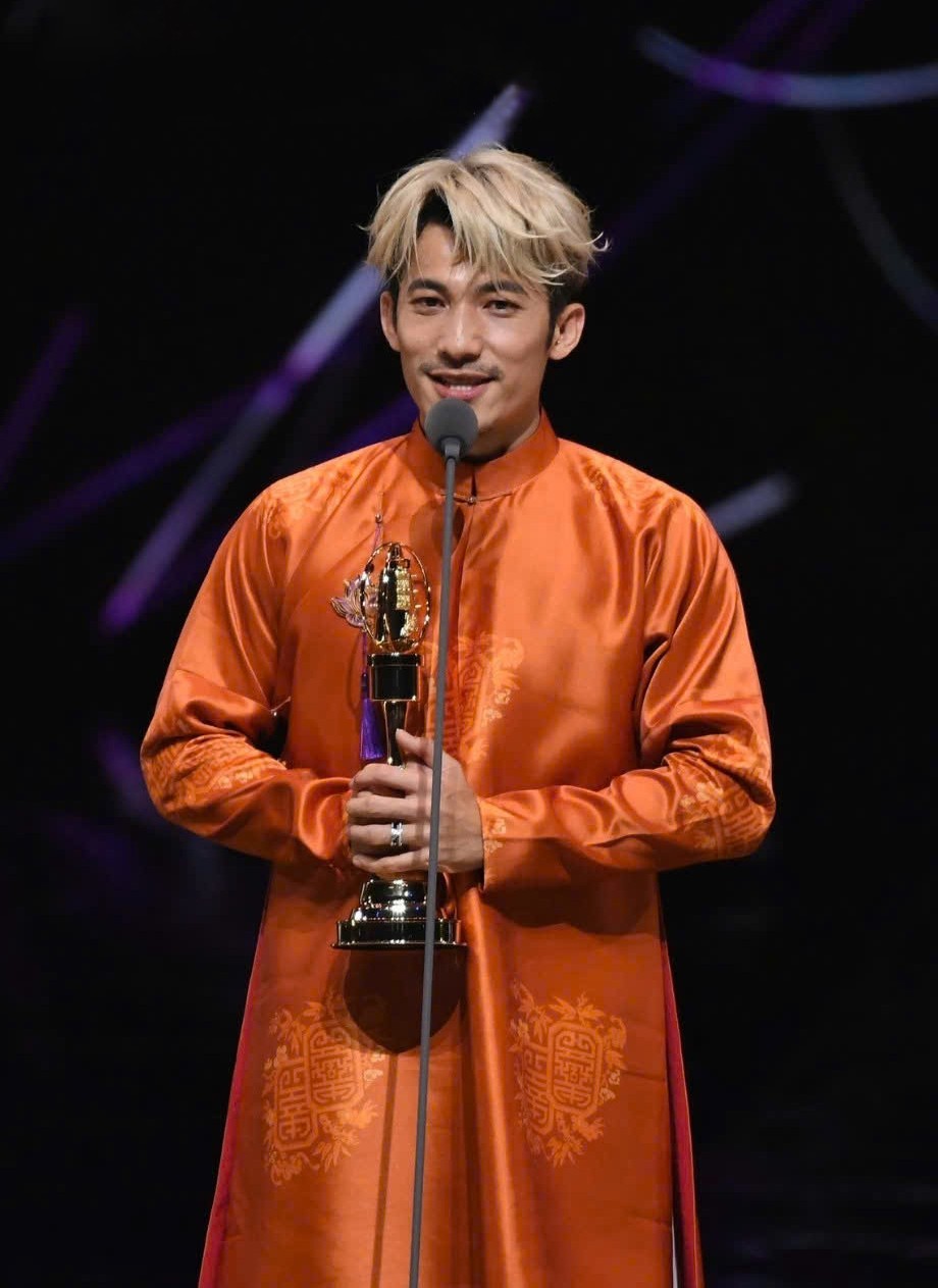 连炳发身穿越南长衫上台领奖并用越南语发表获奖感言。