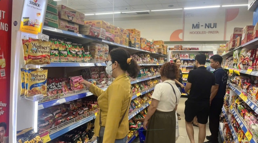 当地居民已开始为台风来袭做好准备。 