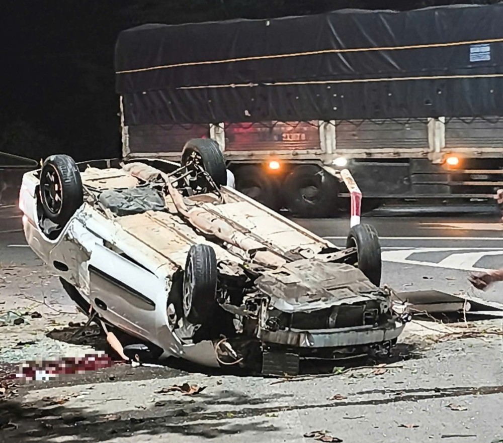 司机在翻车事故中不幸身亡。