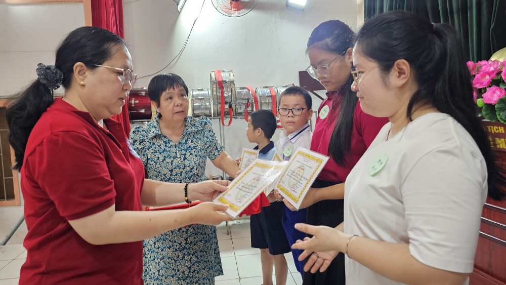 市华语教师俱乐部主任王桂秋颁獎給获奖学生。