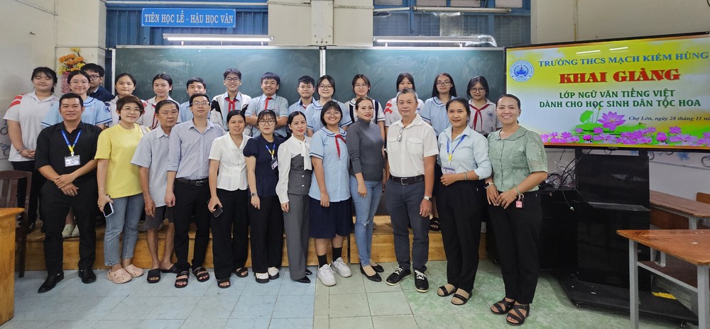 华人学生语文课免费补习班开课仪式。