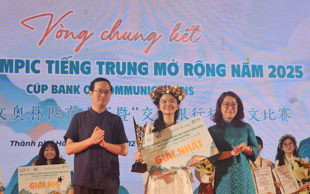 中国驻胡志明市副总领事徐州（左）颁发一等奖给予市师范大学范玉如意。