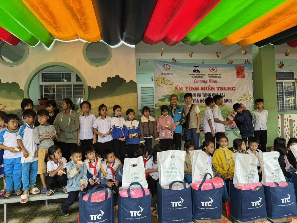 向广义省洪涝灾区赠送救济品。