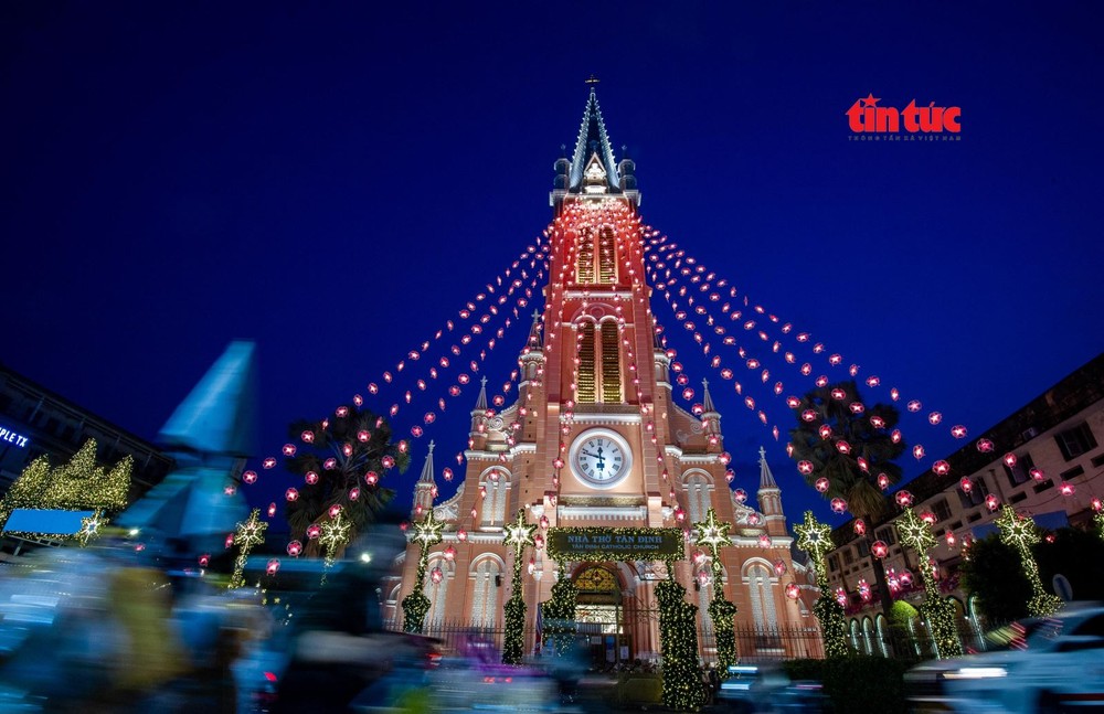 夜幕降临时，新定教堂宛如一座宏伟华丽的“宫殿”。