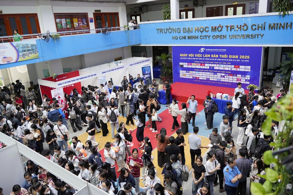  胡志明市开放大学学生在2025年兼职招聘会期间积极寻找春节期间的兼职工作。