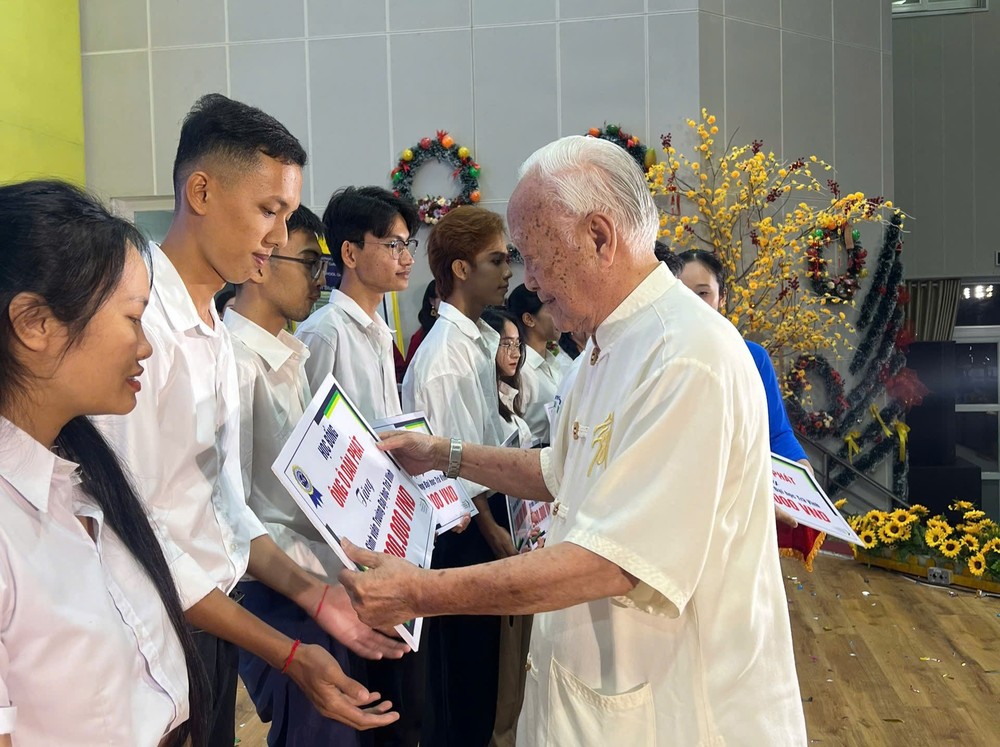 邬先生颁发奖助学金给茶荣省大学的学生。