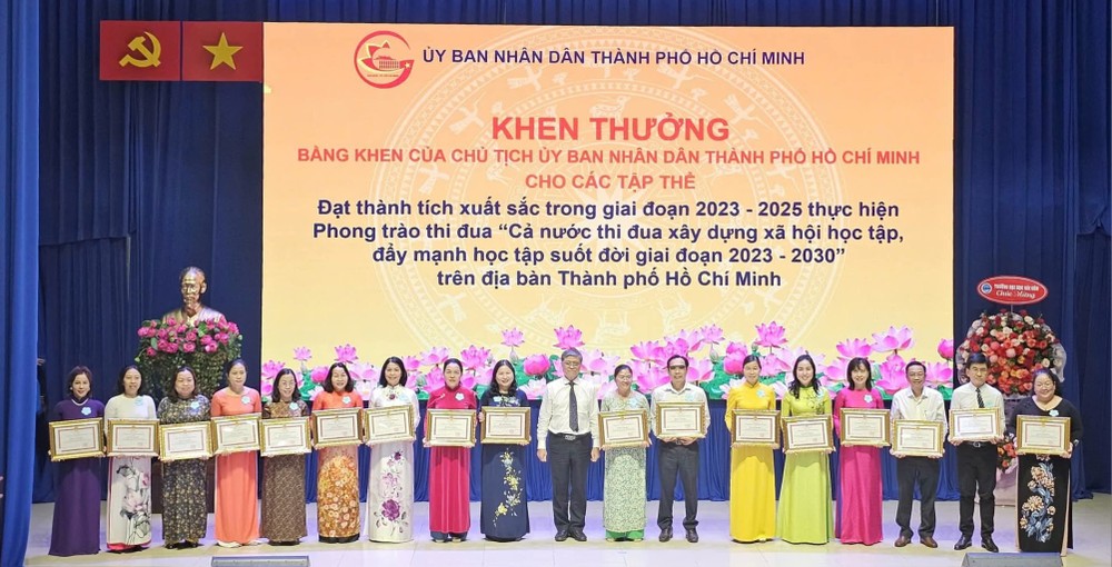 市教育培训厅向各所中心颁发奖状。