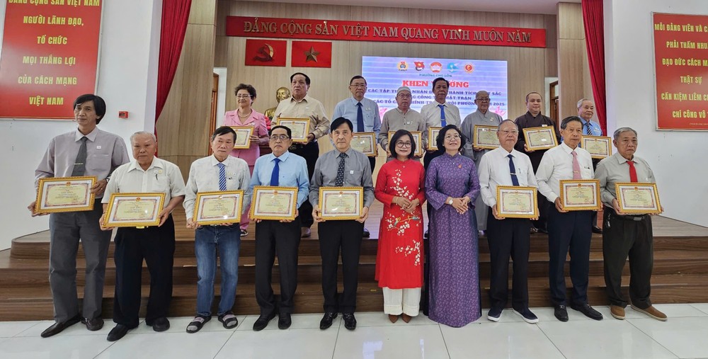 多位华人会馆理事长及华人单位个人获表彰。