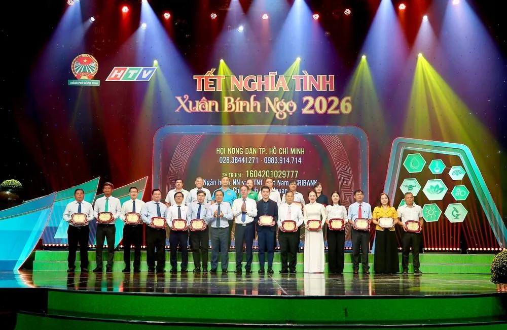 胡志明市人委会主席阮文得和阮成忠同志向支持“2026丙午年情义春节”活动的个人和单位颁授象征性牌匾，并赠送鲜花及感谢信。