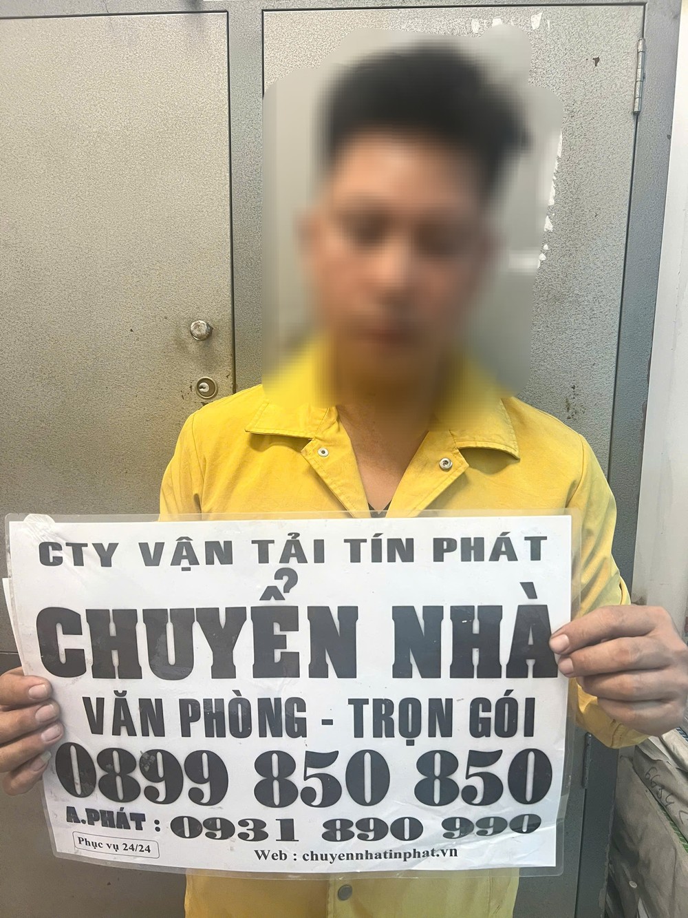  胡志明市公安已对 P.C.C（1991年出生）因违规张贴广告的行为作出行政处罚。