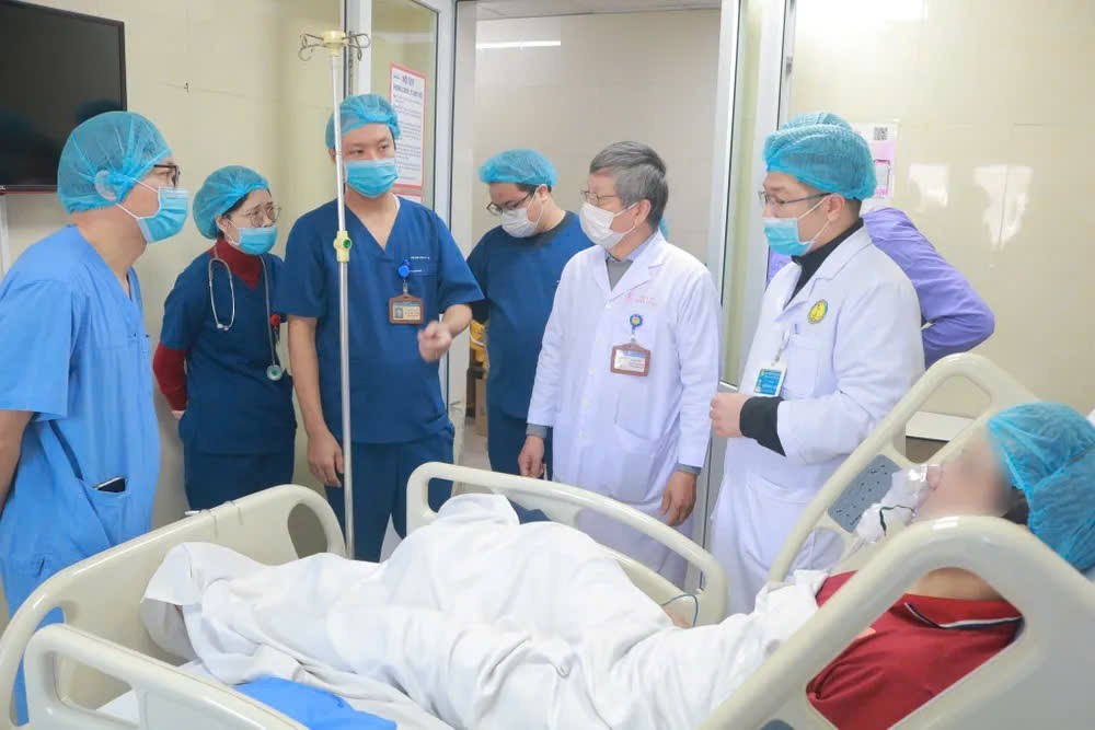 火灾事故中的伤者目前正在 E医院接受观察和治疗。