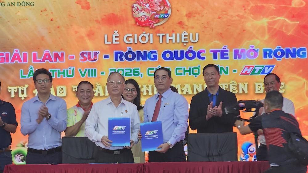 市龙狮协会与市广播电视台签约合同。