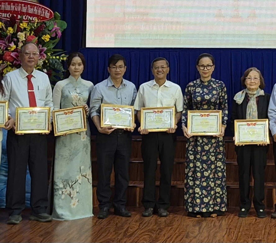 穗城会馆理事长卢耀南（左一）获表彰。