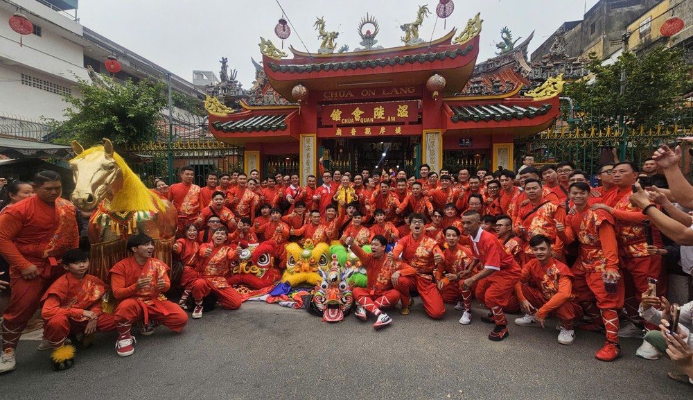 仁义堂龙狮团集体合照。