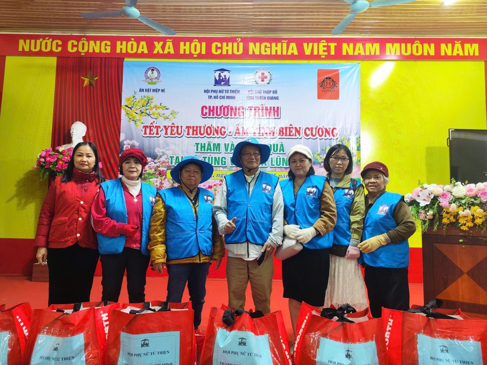 胡志明市慈善妇女会与温陵会馆向河江省贫困户赠送礼物。