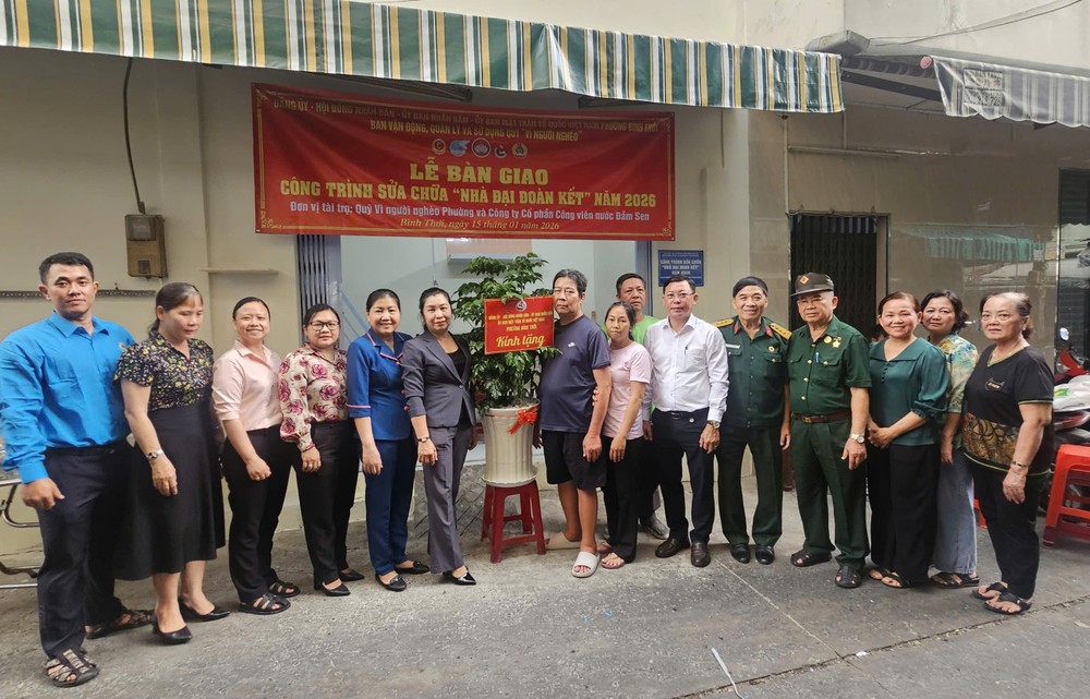 平泰坊祖国阵线委员会正式将修缮完成的住房移交给华人曾志成。