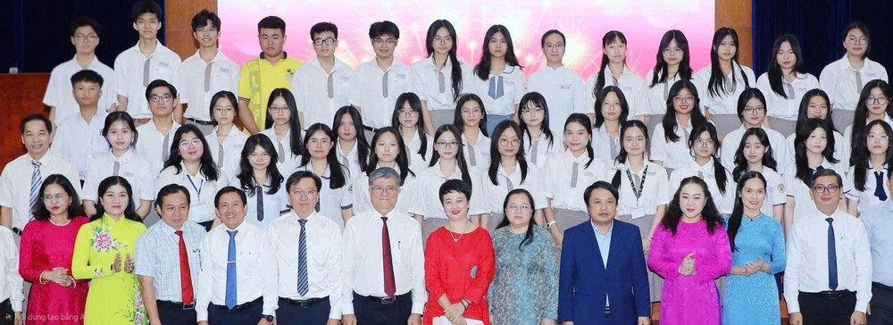 黎鸿峰高中专校中文科学生与老师们合照。