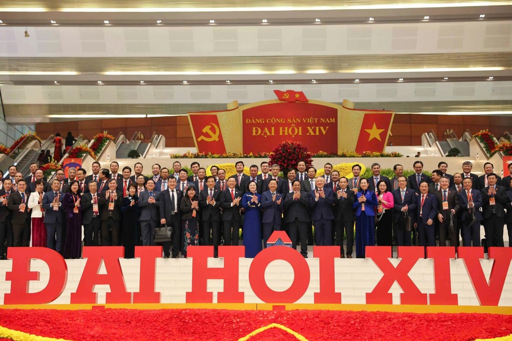 政府代表团出席党“十四大”。