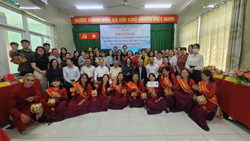 市教育培训厅与各华文中心的老师合照。