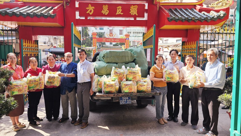 温陵会馆向堤岸坊、安东坊、左关坊及若干单位赠送春节礼物。