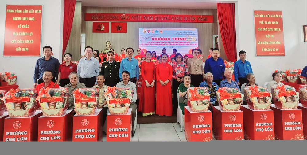 堤岸坊举行新春“饮水思源”慰问优抚家庭活动。