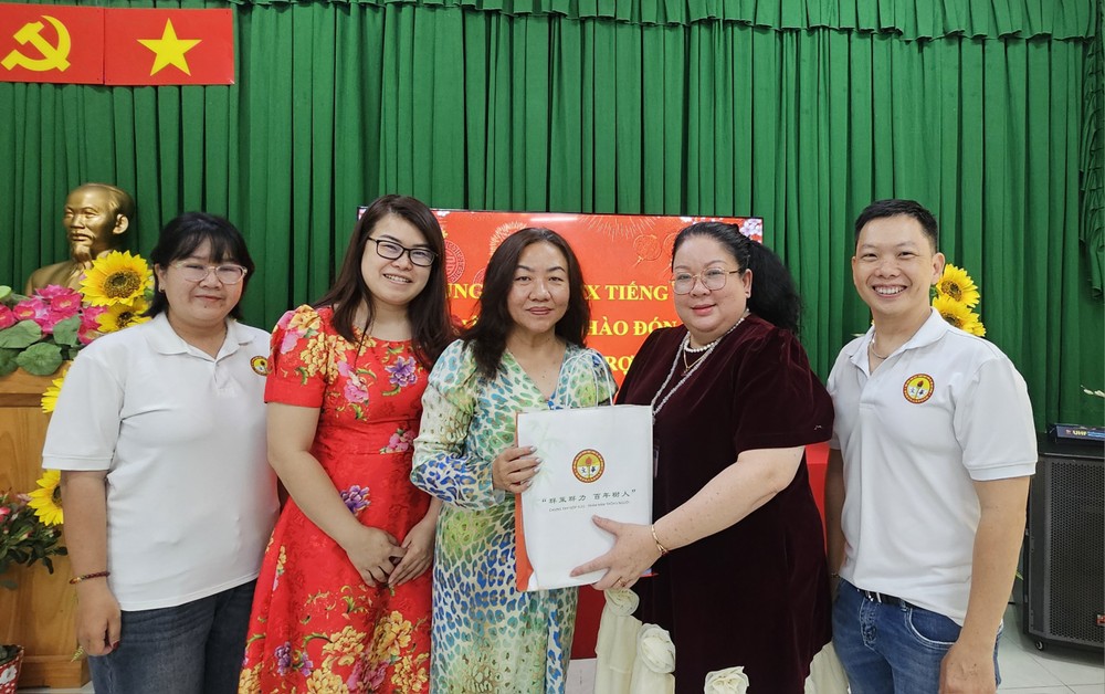 市华文教育辅助会探访市华语成人教育中心。