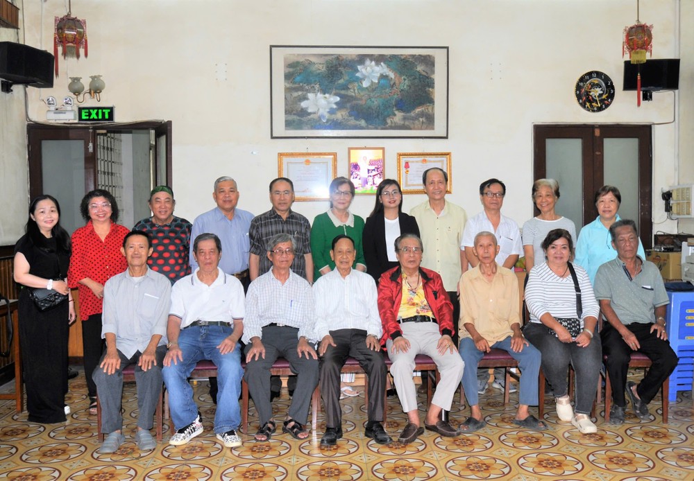 胡志明市各民族文学艺术协会主席、副主席、文艺工作者合照。