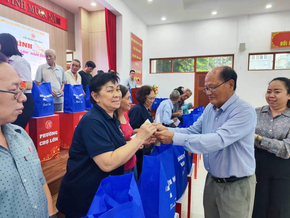 温陵会馆理事长洪世真向贫困户派发礼物。