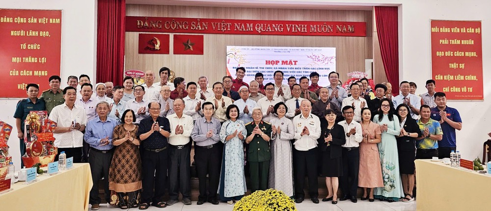 堤岸坊领导与各会馆及模范代表新春聚会。