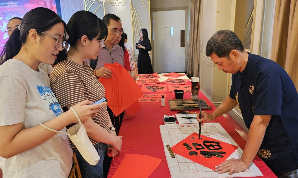 老师为学生书写书法。