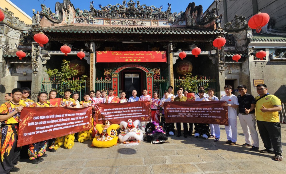 三支国际龙狮劲旅前来参拜穗城会馆（天后庙）。